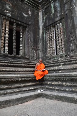 Angkor Wat Tapınağı'nda Monk derin derin düşünür