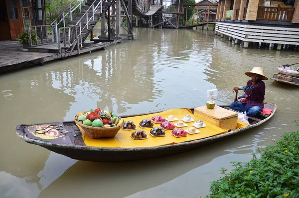 Viajes y compras en Pattaya Floating Market — Foto de Stock