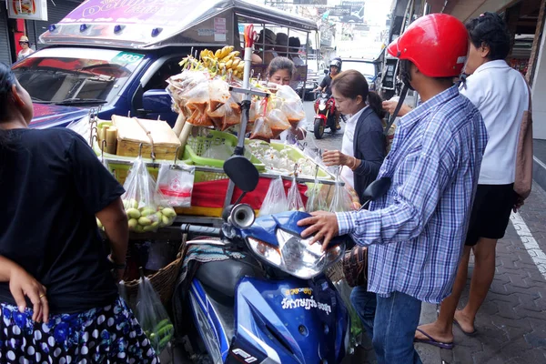 Puesto de comida callejera en el lado de la carretera en Pattaya, Tailandia — Foto de Stock
