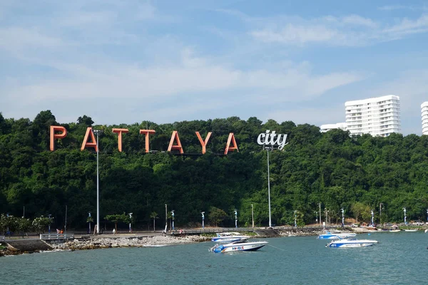 Baie de Pattaya avec des bateaux commerciaux et la ville de Pattaya signe — Photo
