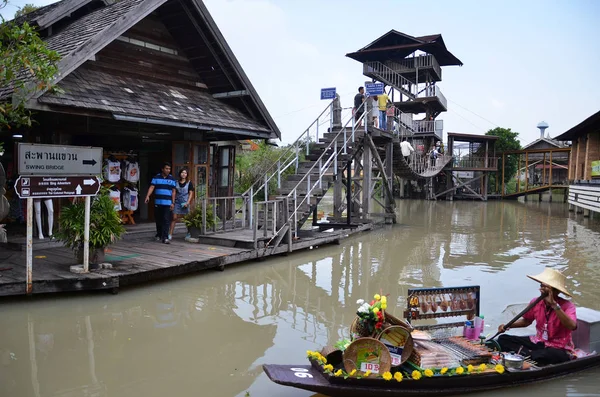 Viajes y compras en Pattaya Floating Market — Foto de Stock