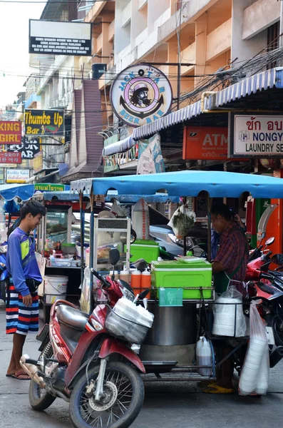 Los vendedores de puestos de comida callejera en la ciudad — Foto de Stock