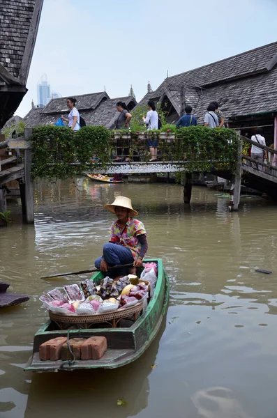 Viajes y compras en Pattaya Floating Market —  Fotos de Stock