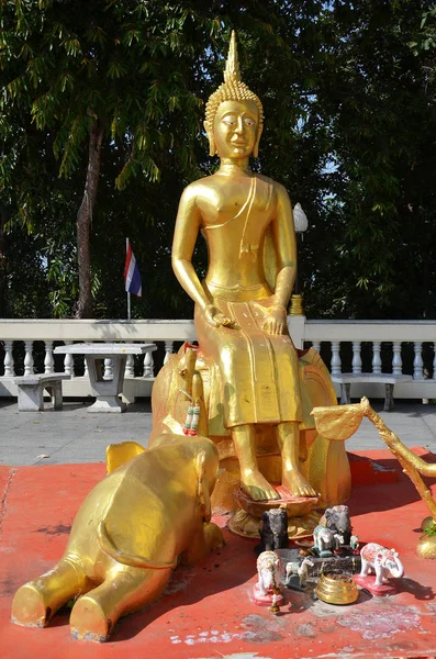Estátua de Buda templo budista em Phra Tmanak Hill — Fotografia de Stock