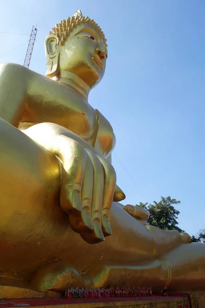 Goldene Buddha-Statue des großen Buddhas über blauem Himmel — Stockfoto