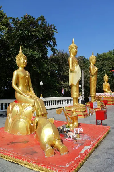 Świątyni buddyjskiej posąg Buddy na Phra Tmanak Hill — Zdjęcie stockowe