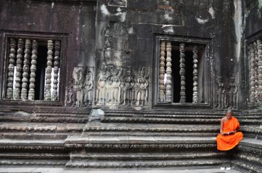 Angkor Wat Tapınağı'nda Monk derin derin düşünür