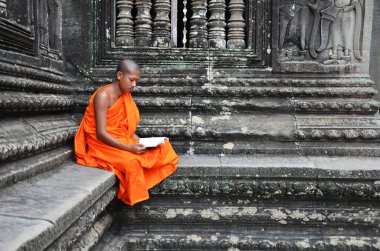 Angkor Wat Tapınağı'nda Monk derin derin düşünür