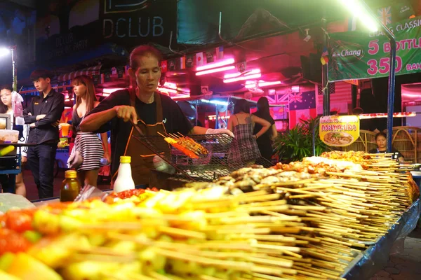 Sprzedawcy uliczni straganie stronie drogi w Pattaya, Tajlandia — Zdjęcie stockowe