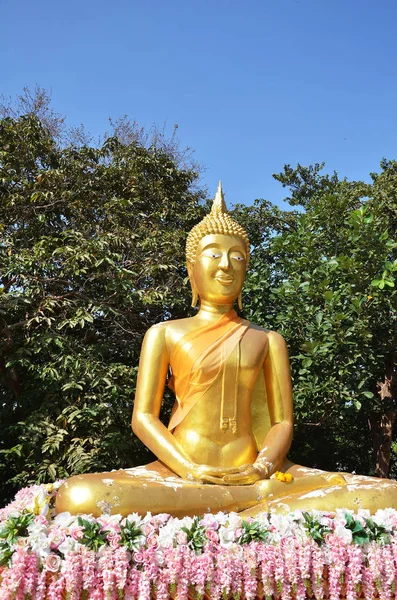 Buddha-Statue buddhistischer Tempel auf dem phra tmanak Hügel — Stockfoto