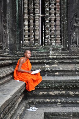 Angkor Wat Tapınağı'nda Monk derin derin düşünür