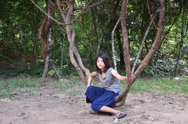 Niet-geïdentificeerde kind speelt in de jungle — Stockfoto