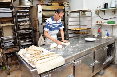Şef ekmek hazırlamak için hamur şekillendirme