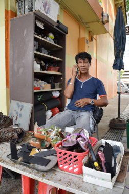 Singapur sokaklarda buldum ayakkabıcı iş istasyonu