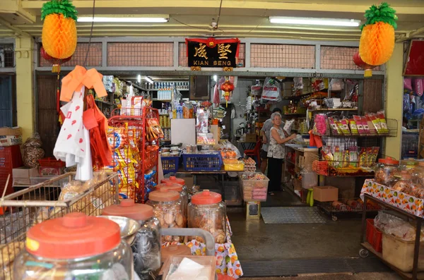 Traditionelles lebensmittelgeschäft in chinatown, singapore — Stockfoto