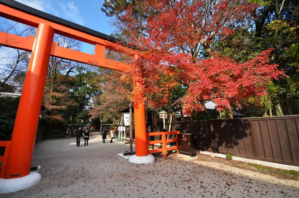 游客到日本京都下鸭神社橙色拱门 — 图库照片