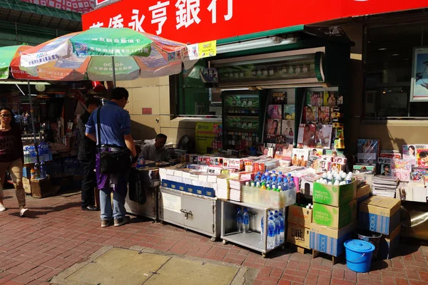 Estande de notícias e fornecedor localizado no movimentado bairro de Mongkok, H — Fotografia de Stock