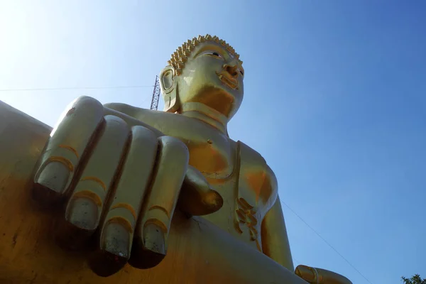Golden Buddha statue of Big Buddha over blue sky — Stock Photo, Image
