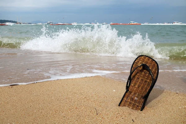 Pláž pantofle na písečné pláži — Stock fotografie