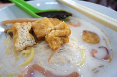 Ünlü Penang beyaz curry noodle