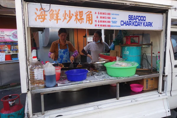 Vendedora de rua com sua banca de bolo de cenoura em Penang, Malásia . — Fotografia de Stock