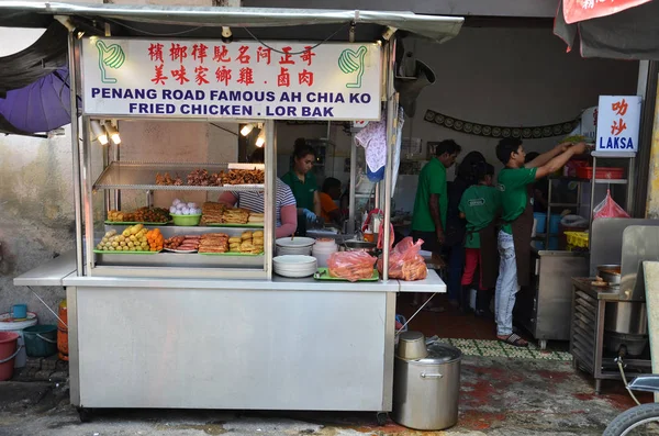 Roadside stall venda lor bak ou cinco rolo de carne de porco de especiarias em Penang — Fotografia de Stock