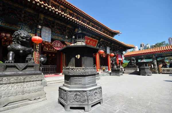 Räucheropfer bei sik sik yuen wong tai sin tempel kowloon — Stockfoto