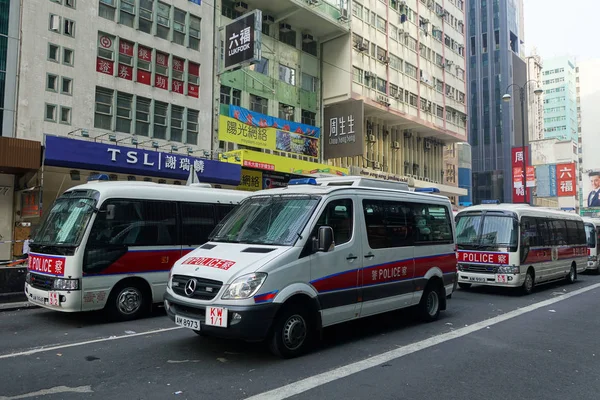 安全单位站在香港的街道上 — 图库照片