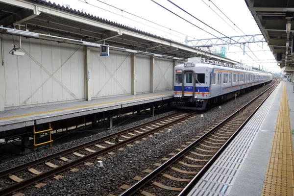 Reizigerskilometers trein aanpak Matsunohama station, Osaka. — Stockfoto