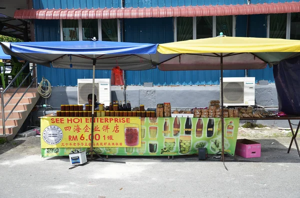 Verkaufsstand am Straßenrand von Maltose-Bonbonkeksen in Tualang in Malaysia — Stockfoto