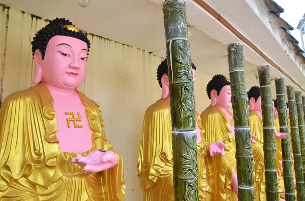Reihe von Buddhas in kek lok si, penang — Stockfoto