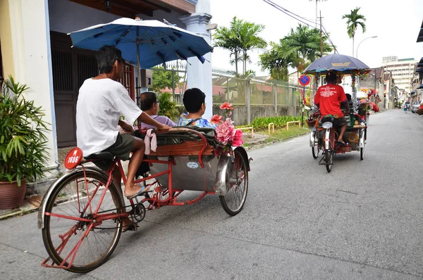 Traditionella rickshaw förare i Penang, Malaysia — Stockfoto