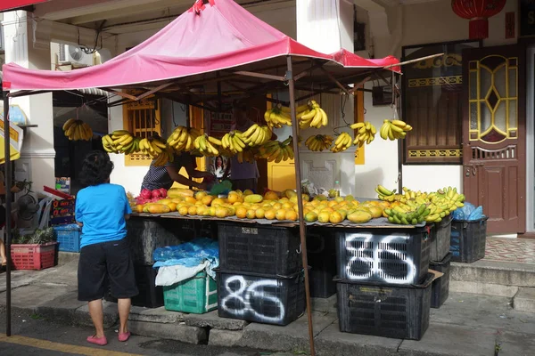 Comprador em uma banca de frutas de mercado em Jalan Birmânia, Penang — Fotografia de Stock