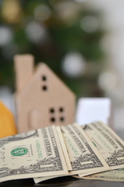 Miniaturowe papier wykonany dom stanąć na pieniądze — Zdjęcie stockowe