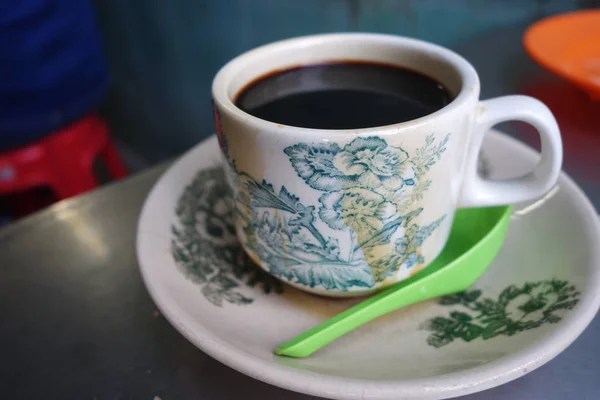 김이 전통적인 동양 중국 스타일 다크 커피 — 스톡 사진