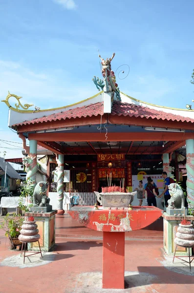 Piccolo tempio all'ingresso del molo di Chew, Penang — Foto Stock