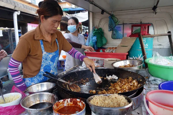 Street vendor with her carrot cake stall in Penang, Malaysia. — Stock Photo, Image