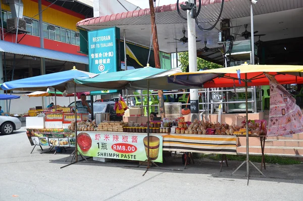 Puesto junto a la carretera que vende pasta de camarones en Tualang en Malasia — Foto de Stock
