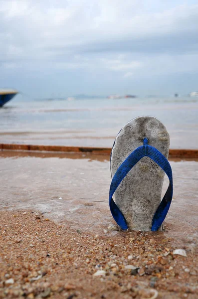 Pantoufles de plage sur une plage de sable — Photo