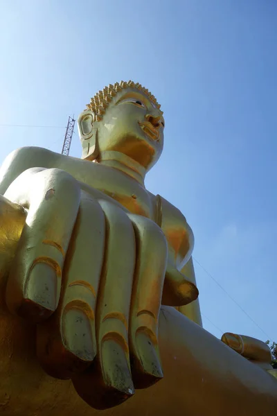 Estatua de Buda de oro del Gran Buda sobre el cielo azul —  Fotos de Stock