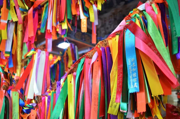 Fitas de desejo em chinês budista Kek lok Si templo, Malásia — Fotografia de Stock