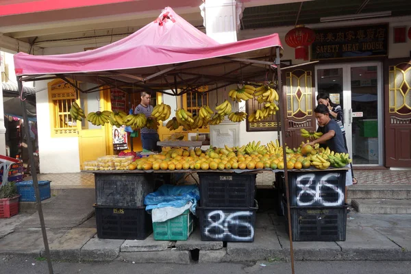 Покупатель на рынке фруктов в Jalan Burma, Пенанг — стоковое фото