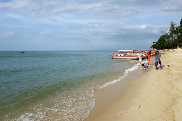 Niezidentyfikowanych turystów korzystających na plaży Batu Feringghi — Zdjęcie stockowe