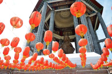 Guanyin ve kırmızı bir fener Çin Tapınağı Penang, Malezya