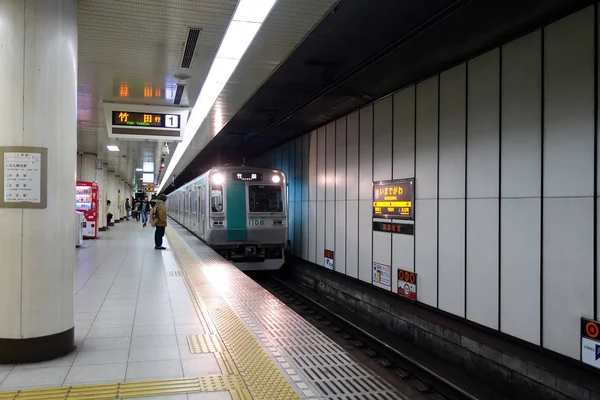 Oidentifierade japanska väntar på tåget på en plattform i Kyoto, Jap — Stockfoto