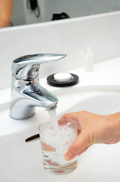 Llenar un vaso con agua — Foto de Stock