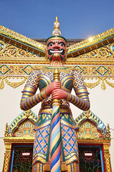 Estátua em pé fora de Wat Chayamangkalaram localizado em Penang — Fotografia de Stock