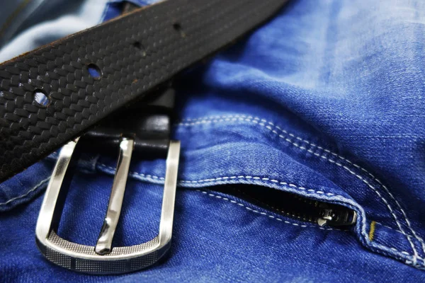 Calça jeans azul com cinto de couro preto — Fotografia de Stock