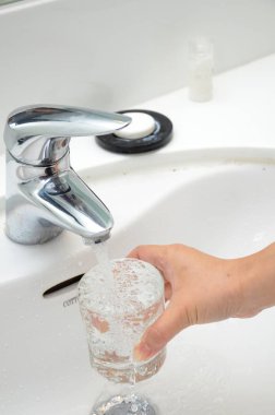 Bardağı suyla dolduruyorum.