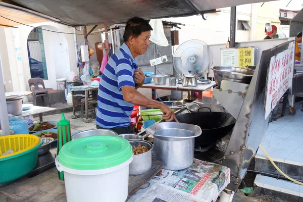 Venditore ambulante con la sua bancarella di tagliatelle a Penang, Malesia . — Foto Stock